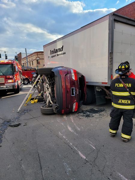 SUV terbalik selepas melanggar dua kereta yang diletakkan, lori kotak di persimpangan Penn Yan yang sibuk: Pemandu dibawa ke Hospital Kuat