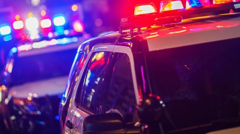 Une fourgonnette noire recherchée par des soldats après un délit de fuite sur une autoroute à l'extérieur de Syracuse