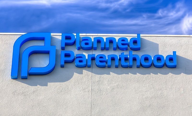 A Biden-adminisztráció megfordítja az ítéletet, és ismét engedélyezi a családtervezési klinikákra történő abortuszt
