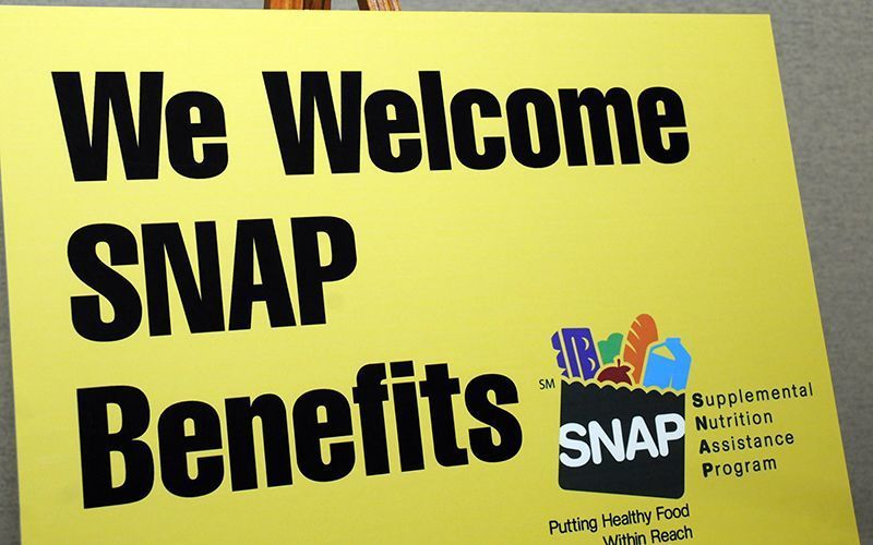Ar trebui să lucrați în timp ce beneficiați de bonuri de mâncare sau de beneficii SNAP? Sunt timbrele alimentare diferite pentru persoanele fără copii?