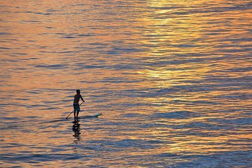 Muž paddleboards z Rochesteru do Toronta jako první postižený člověk překonal mezinárodní vody tímto způsobem
