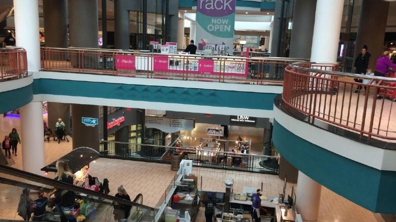 Poliție: Doi bărbați înjunghiați la Macy’s din Destiny USA