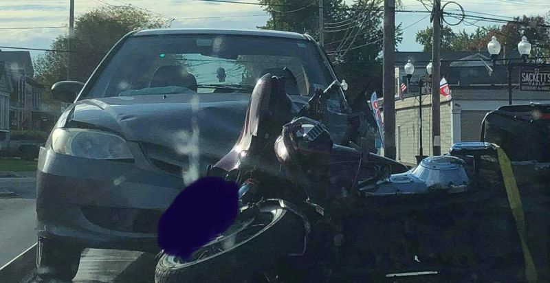 Tinejdžer kažnjen zbog nesreće sa tri automobila Seneca Falls: Motociklist se katapultirao, dvoje poslano u bolnicu