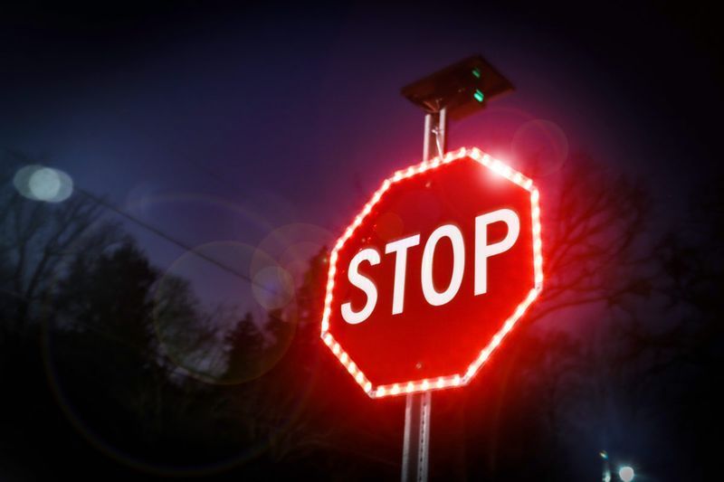 Policia: un home de Seneca Falls va danyar el senyal de stop il·luminat a Water St.