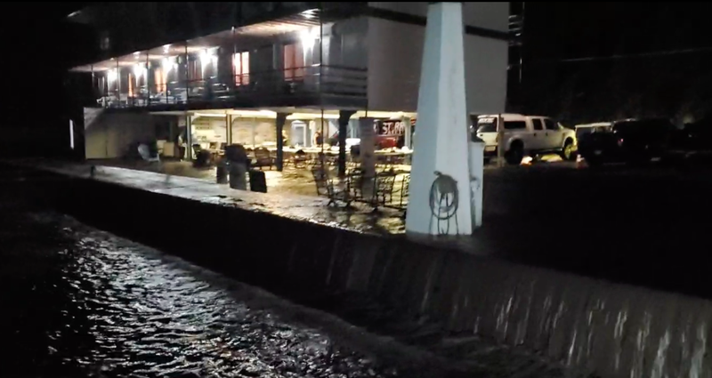 Showboat Motel, Restaurant, dan Bar rusak berat setelah banjir besar (video)