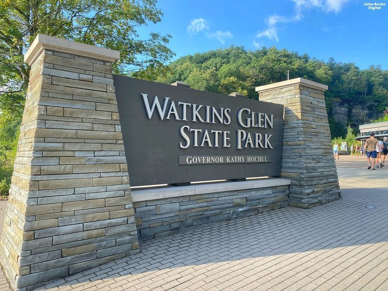 A placa do Watkins Glen State Park mudou quando o governador Hochul assumiu o cargo