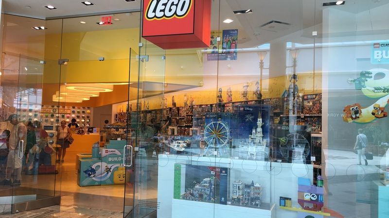 SINUN OTTAMINEN: Lukijat kuulostavat äänettömältä, kun lapset ovat olleet yksin Lego Storessa tuntikausia