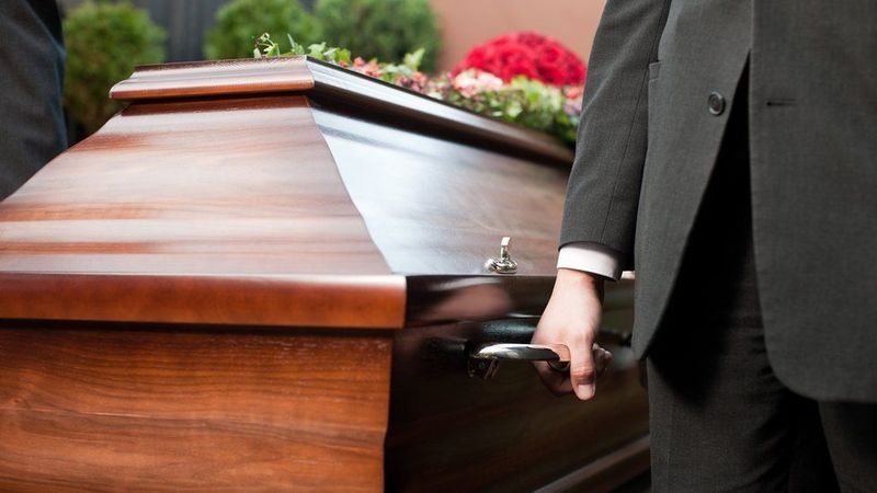 Betreiber eines Bestattungsunternehmens, der des schweren Diebstahls beschuldigt wird, hält die Leiche vor der Beerdigung zwei Jahre lang fest