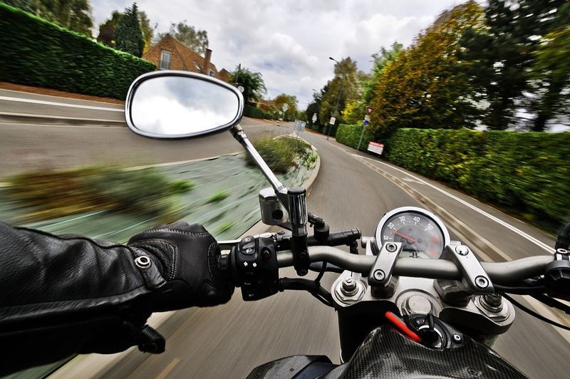 Koľko môžete žalovať za nehodu na motorke?